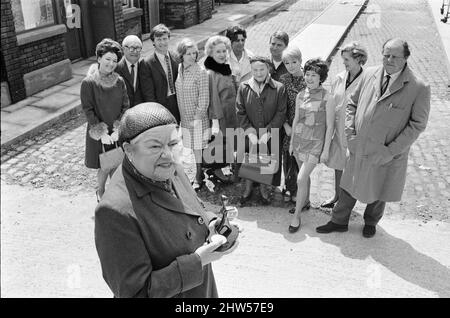 Una nuova strada per 'Coronation Street'. Granada TV hanno costruito un set per l'esterno per riprendere alcune scene. Nella foto sono raffigurati membri del cast: Emily Nugent (Eileen Derbyshire), Ena Sharples (Violet Carson), Ken Barlow (William Roache), Valerie Barlow (Anne Reid), Annie Walker (Doris Speed), Elsie Tanner (Pat Phoenix), Jenny Sutton (Mitzi Rogers), John Margaret Clegg (Ileglie), Sharpe (Icarene). 18th maggio 1968. Foto Stock