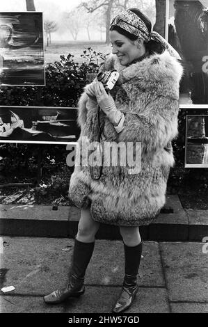 Joan Collins sul set del suo nuovo film 'Subterfuge'. 4th febbraio 1968. Foto Stock