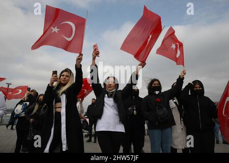 Gli estetisti prendono parte a una protesta contro la crisi economica in corso a Istanbul, Turchia, domenica 27 febbraio 2022. Credit: GochreImagery/MediaPunch Foto Stock