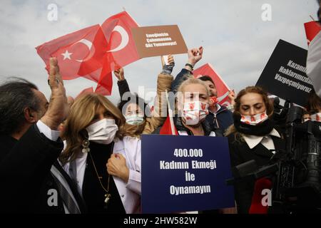 Gli estetisti prendono parte a una protesta contro la crisi economica in corso a Istanbul, Turchia, domenica 27 febbraio 2022. Credit: GochreImagery/MediaPunch Foto Stock