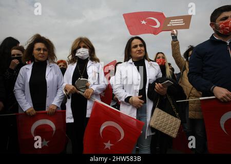 Gli estetisti prendono parte a una protesta contro la crisi economica in corso a Istanbul, Turchia, domenica 27 febbraio 2022. Credit: GochreImagery/MediaPunch Foto Stock