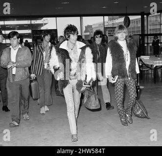 Il gruppo pop Rolling Stones, meno cantante Mick Jagger, raffigurato presso l'aeroporto di Heathrow di Londra sulla strada per gli Stati Uniti. Mick Jagger e Marianne Faithfull avrebbero dovuto volare più tardi via Londra da Parigi per prendere un volo serale. 13th settembre 1967. Foto Stock