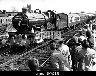 Gli appassionati di ferrovie affollano la piattaforma alla stazione di Leamington per assistere al passaggio dell'ultimo treno passeggeri trainato a vapore nella zona - il Birkenhead Flyer diretto dal No. 4079 Pendennis Castle, splendente nella sua livrea originale Great Western Railway. 6th marzo 1967 Foto Stock