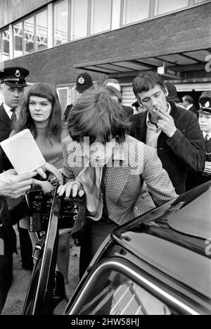 Mick Jagger (il resto dei Rolling Stones, meno Bill Wyman, fuori dal tiro) arriva a Londra Heathrow da Atene. 18 aprile 1967 Foto Stock