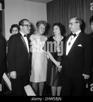 Cena a Birmingham Boom City presso la Savoy Banqueting Suite di Birmingham. Da sinistra a destra, Alderman Sir Frank Price, leader del lavoro, consiglio comunale, con Lady Price; e la signora Mayoress Mrs Ena Meadows; e il Signore Sindaco, Alderman James Meadows. 17th ottobre 1967. Foto Stock