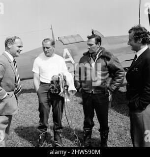 Famosi piloti della Battaglia di Gran Bretagna hanno visitato la stazione RAF a Duxford, vicino Cambridge, oggi dove si sta facendo il film "Battaglia di Gran Bretagna". La stazione è presumibilmente una stazione RAF in Francia, poco prima di Dunkerque. Douglas Bader (a sinistra) parla con le star del film Robert Shaw e Christopher Plummer mentre Peter Townsend ascolta. Uno Spitfire è sullo sfondo. 28th maggio 1968. Foto Stock