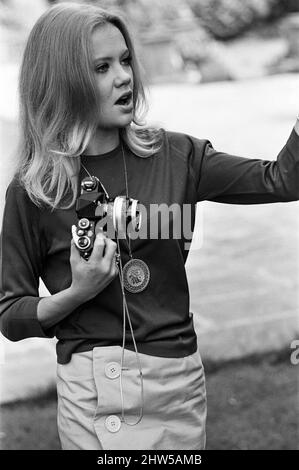 L'attrice Hayley Mills tiene una macchina fotografica. 13th maggio 1967. Foto Stock