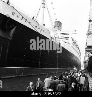 La Cunard White Star Liner Queen Mary vele per l'ultima volta. La gente ha allineato il lato della banchina per vederla fuori. 31st ottobre 1967. Foto Stock