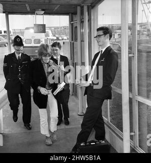 Brian Jones (il resto dei Rolling Stones, meno Bill Wyman, fuori dal tiro) arriva a Londra Heathrow da Atene. 18 aprile 1967 Foto Stock