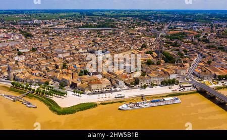 Vista panoramica dal drone sulla città di Libourne. Confluenza del fiume Ile e Dordogna. Foto Stock