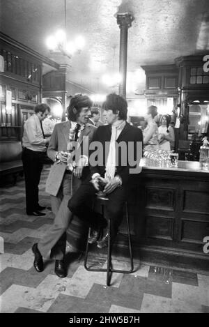 Keith Richards e Mick Jagger dei Rolling Stones. Venerdì 30th Giugno 1967. Goditi un drink al Feathers Pub, al largo di Fleet Street, Londra, dopo essere stato liberato dalla prigione (Keith dalle scrub di Wormwood, Mick da Brixton) su cauzione di £7.000 ciascuno, in attesa dei loro appelli. Foto Stock