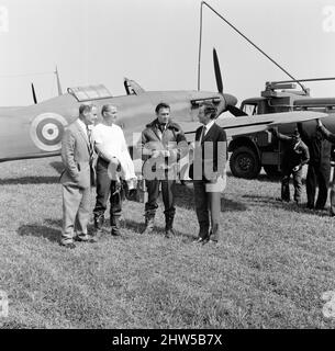 Famosi piloti della Battaglia di Gran Bretagna hanno visitato la stazione RAF a Duxford, vicino Cambridge, oggi dove si sta facendo il film "Battaglia di Gran Bretagna". La stazione è presumibilmente una stazione RAF in Francia, poco prima di Dunkerque. Douglas Bader (a sinistra) parla con le star del film Robert Shaw e Christopher Plummer mentre Peter Townsend ascolta. Uno Spitfire è sullo sfondo. 28th maggio 1968. Foto Stock