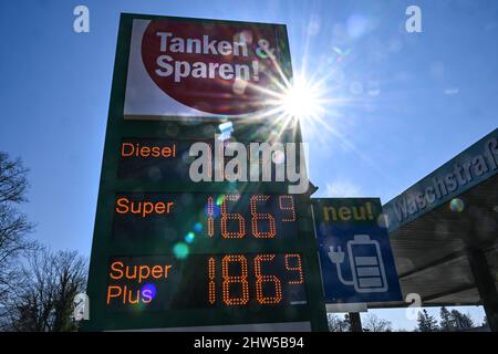 03 marzo 2022, Austria, Hörbranz: Un display mostra i prezzi del carburante presso la stazione di servizio Schindele. Si trova a poche centinaia di metri da Lindau in Germania. La guerra in Ucraina sta spingendo i prezzi delle pompe di gas tedesche ai massimi storici. Per alcuni automobilisti del sud, un paese vicino in particolare sembra come il Land promesso in confronto, motivo per cui la corsa alle stazioni di benzina al confine è probabile aumentare. Foto: Felix Kästle/dpa Foto Stock