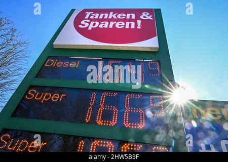 03 marzo 2022, Austria, Hörbranz: Un display mostra i prezzi del carburante presso la stazione di servizio Schindele. Si trova a poche centinaia di metri da Lindau in Germania. La guerra in Ucraina sta spingendo i prezzi delle pompe di gas tedesche ai massimi storici. Per alcuni automobilisti del sud, un paese vicino in particolare sembra come il Land promesso in confronto, motivo per cui la corsa alle stazioni di benzina al confine è probabile aumentare. Foto: Felix Kästle/dpa Foto Stock