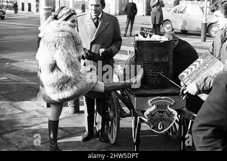 Joan Collins sul set del suo nuovo film 'Subterfuge'. 4th febbraio 1968. Foto Stock