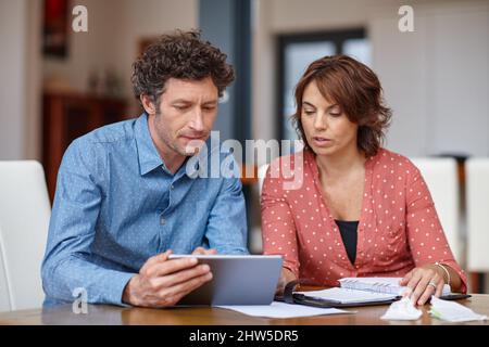 Finanze comuni, decisioni comuni. Fucilato di un marito e di una moglie che fanno il loro bilancio a casa. Foto Stock