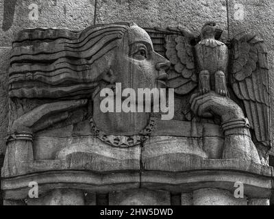 12 17 2021 scultura Art Deco di Indian Poter Workingon Pot su Industrial Insyurance Building Fort Mumbai Maharashtra India Foto Stock