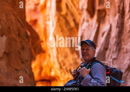 Stati Uniti, Utah, Escalante, escursionista senior che esplora le formazioni rocciose nel Kodachrome Basin state Park nearÂ EscalanteÂ Grand Staircase National Monument Foto Stock