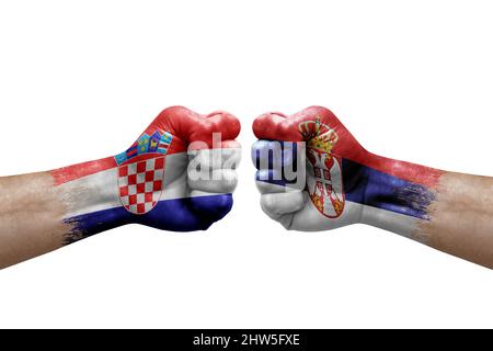 Due mani si pugno l'una all'altra su sfondo bianco. Bandiere di paese dipinte pugni, conflitto crisi concetto tra croazia e serbia Foto Stock