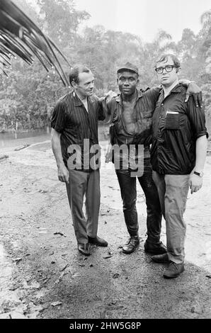 Un soldato di Biafran visto qui con il fotografo Ron Burton (a sinistra) durante il conflitto di Biafra, il 11th giugno 1968. La guerra civile nigeriana, conosciuta anche come la guerra di Biafran, durò due anni e mezzo, dal 6 luglio 1967 al 15 gennaio 1970, E fu combattuto per contrastare la secessione di Biafra dalla Nigeria. Il popolo indigeno Igbo di Biafra sentì di non poter più coesistere con il governo federale dominato dal nord a seguito dell'indipendenza dalla Gran Bretagna. Le tensioni politiche, economiche, etniche, culturali e religiose si sono infine follate nella guerra civile dopo il militar del 1966 Foto Stock