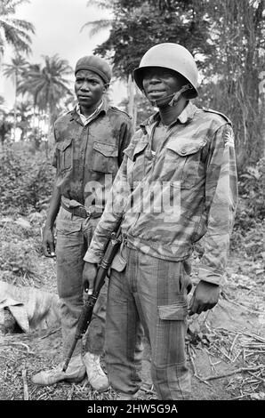 Un soldato di Biafran visto qui in un'atmosfera rilassata, armato di un fucile semiautomatico del AK47 durante il conflitto di Biafra. 11th giugno 1968. La guerra civile nigeriana, nota anche come guerra di Biafran, è durata due anni e mezzo, dal 6 luglio 1967 al 15 gennaio 1970, ed è stata combattuta per contrastare la secessione di Biafra dalla Nigeria. Il popolo indigeno Igbo di Biafra sentì di non poter più coesistere con il governo federale dominato dal nord a seguito dell'indipendenza dalla Gran Bretagna. Le tensioni politiche, economiche, etniche, culturali e religiose si sono infine follate nella guerra civile dopo i 1966 mil Foto Stock