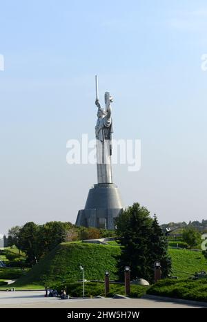 Il Monumento della Patria Ucraina è un'enorme statua in cima al Museo Nazionale della Storia della Grande Guerra Patriottica del 1941-1945 a Kiev, Ucraina Foto Stock