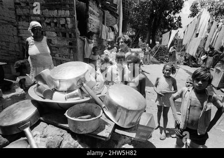 Rio de Janeiro, Brasile, 24th ottobre 1968. La nostra foto mostra ... Aliki Diplarakou, Lady Russell, moglie dell'ambasciatore britannico Sir John Wriothesley Russell, in visita ai bambini che vivono in una Favela, un'area di alloggiamento del ramshackle, vicino alla residenza degli Ambasciatori, alla quale la regina rimarrà durante il suo tour il mese prossimo. Lady Russell sta costruendo un creche sul bordo della sede dell'Ambasciata per prendersi cura dei bambini, in modo che le loro madri possano andare al lavoro. Foto Stock