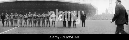 Old Trafford va selvaggio in un saluto ai campioni e l'uomo al centro di tutto è il manager Matt Busby. I suoi giocatori e le sue migliori partite di calcio si uniscono al tributo mentre il grande uomo esce per la sua medaglia. Da sinistra a destra David herd, Johnny Aston, Bobby Charlton, David sadler, George Best, Nobby Stiles, Bill Foulkes, Pat Crerand, Tony Dunne, Shay Brennan, Alex Stepney e Denis Law. Eric Howarth, assistente segretario della Football League, Sir Joseph Richards, ex presidente della Football League, Len Shipman presidente della Football League e Louis Edwards presidente della Manchester U. Foto Stock