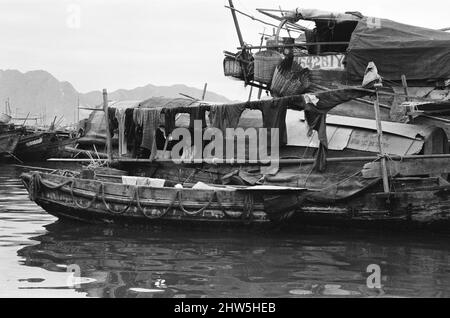 Vita nel 1960s coloniale Hong Kong, con una popolazione in rapida crescita di oltre 4 milioni di persone, molti sono costretti a vivere in baraccopoli e baraccopoli, nella foto di gennaio 1968. I nostri spettacoli di foto ... Sampans, barche cinesi a fondo piatto. Alcuni sampani includono un piccolo rifugio a bordo e possono essere utilizzati come abitazione permanente nelle acque interne. Foto Stock