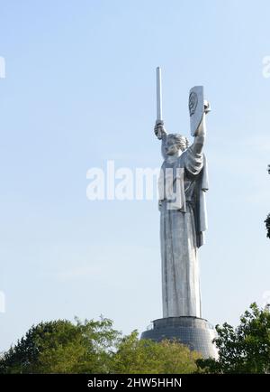 Il Monumento della Patria Ucraina è un'enorme statua in cima al Museo Nazionale della Storia della Grande Guerra Patriottica del 1941-1945 a Kiev, Ucraina Foto Stock