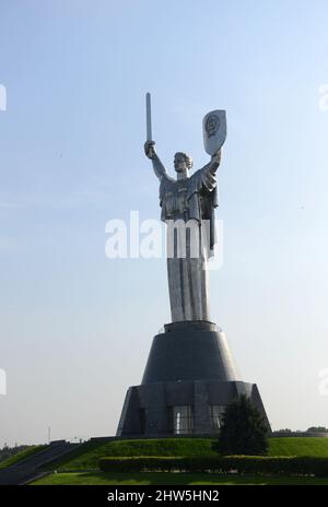 Il Monumento della Patria Ucraina è un'enorme statua in cima al Museo Nazionale della Storia della Grande Guerra Patriottica del 1941-1945 a Kiev, Ucraina Foto Stock