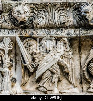 Statua di San Michele Angelo facciata Notre Dame Cattedrale nostra Signora e San Castor Chiesa Nimes Gard Francia. Creato nel 1100AD, Foto Stock