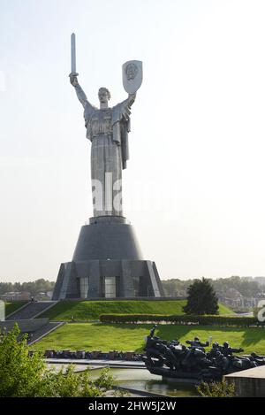 Il Monumento della Patria Ucraina è un'enorme statua in cima al Museo Nazionale della Storia della Grande Guerra Patriottica del 1941-1945 a Kiev, Ucraina Foto Stock