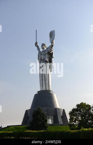 Il Monumento della Patria Ucraina è un'enorme statua in cima al Museo Nazionale della Storia della Grande Guerra Patriottica del 1941-1945 a Kiev, Ucraina Foto Stock