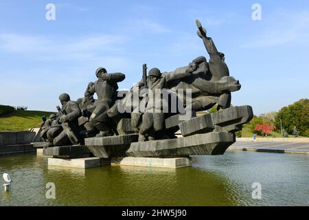 Attraversamento del monumento Dnieper al Museo di Stato ucraino della Grande Guerra Patriottica a Kiev, Ucraina. Foto Stock