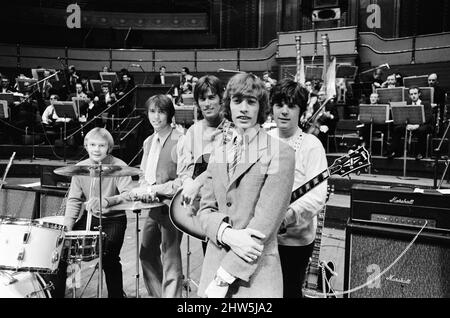 The Bee Gees il cui primo tour nel Regno Unito apre alla Royal Albert Hall, Londra, 27th marzo 1968. Saranno accompagnati da un'orchestra sinfonica di 67 pezzi, un coro hugh e la RAF Appprendisti Marching Band. Foto Stock