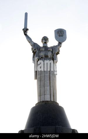 Il Monumento della Patria Ucraina è un'enorme statua in cima al Museo Nazionale della Storia della Grande Guerra Patriottica del 1941-1945 a Kiev, Ucraina Foto Stock