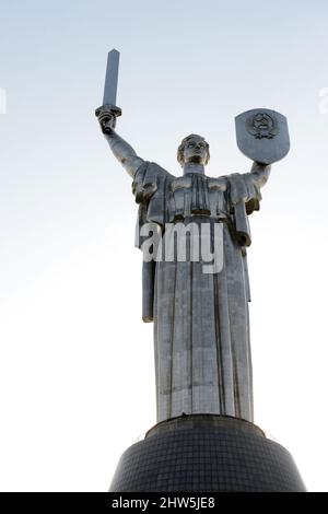 Il Monumento della Patria Ucraina è un'enorme statua in cima al Museo Nazionale della Storia della Grande Guerra Patriottica del 1941-1945 a Kiev, Ucraina Foto Stock