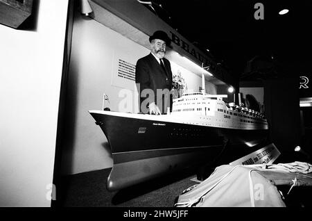 Il capitano William Warwick il nuovo padrone del Cunard Liner la regina Elisabetta 2 insieme al modello che è esposto all'International Boat Show a Earls Court, Londra. 2nd gennaio 1968. Foto Stock