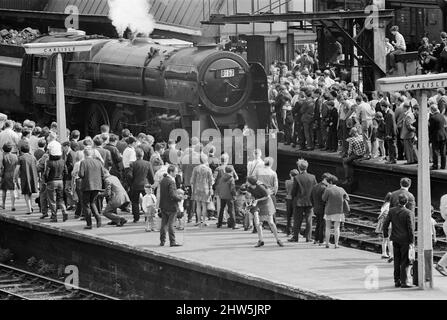 Il 1T57 "quindici Guinea Special", l'ultimo treno passeggeri della linea principale che sarà trasportato con locomotiva a vapore su British Rail il 11th agosto 1968 prima dell'introduzione di un divieto del vapore che è iniziato il giorno successivo. Si trattava di un treno speciale per escursioni in treno organizzato per l'occasione da Liverpool via Manchester a Carlisle e ritorno, ed è stato tirato da quattro diverse locomotive a vapore a turno durante le quattro gambe del viaggio. Foto mostra: Il treno, diretto dal motore di locomotiva Britannia Classe 5 'Oliver Cromwell' (numero 70013), che arriva alla stazione di Carlisle dopo il suo viaggio dal vivo Foto Stock