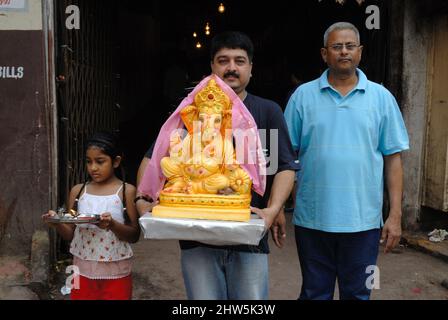 Mumbai Maharashtra India Asia 2007 settembre felice famiglia indiana che celebra Ganesh Festival o Chaturthi accoglienza o esecuzione Pooja in laboratorio Foto Stock