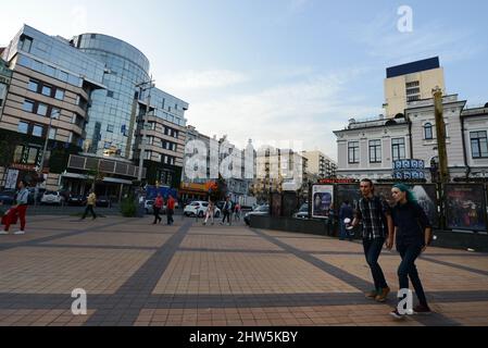 La trafficata via Velyka Vasylkivska a Kiev, Ucraina. Foto Stock