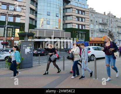 La trafficata via Velyka Vasylkivska a Kiev, Ucraina. Foto Stock