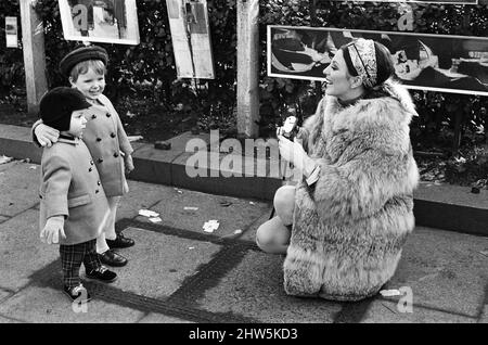 Joan Collins sul set del suo nuovo film 'Subterfuge' con i suoi figli Sacha e Tara Newley. 4th febbraio 1968. Foto Stock