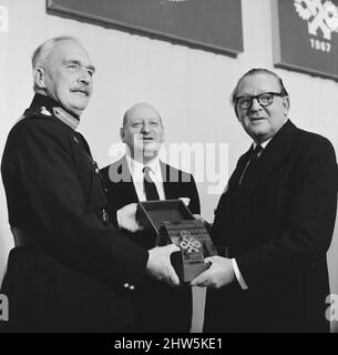 Il generale maggiore Sir George Burns, Lord Lieutenant di Hertfordshire presenta il Queens Award to Industry a Lord Rennick, presidente della rete ATV guardata da Lew Grade (centro) presso gli ATV Studios di Elstree. 4th luglio 1967. Foto Stock