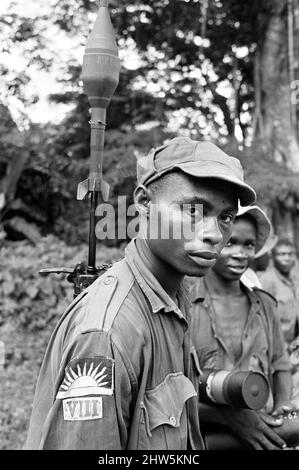 Un soldato Biafran visto qui durante il conflitto con lanciagranate lanciagranate attaccato alla sua schiena, 11th giugno 1968. La guerra civile nigeriana, nota anche come guerra di Biafran, è durata due anni e mezzo, dal 6 luglio 1967 al 15 gennaio 1970, ed è stata combattuta per contrastare la secessione di Biafra dalla Nigeria. Il popolo indigeno Igbo di Biafra sentì di non poter più coesistere con il governo federale dominato dal nord a seguito dell'indipendenza dalla Gran Bretagna. Le tensioni politiche, economiche, etniche, culturali e religiose si sono infine follate nella guerra civile dopo il militar del 1966 Foto Stock