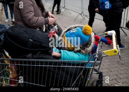 Korczowa, Polonia. 03rd Mar 2022. Un giovane ragazzo siede all'interno di un carrello pieno di borse presso il campo profughi di Korczowa, una città di confine della Polonia sudorientale, il 3 marzo 2022. Più di un milione di persone sono fuggite dall'Ucraina nei paesi vicini da quando la Russia ha lanciato la sua invasione su vasta scala una settimana fa. Photo by Daniel Derajinski/ABACAPRESS.COM Credit: Abaca Press/Alamy Live News Foto Stock