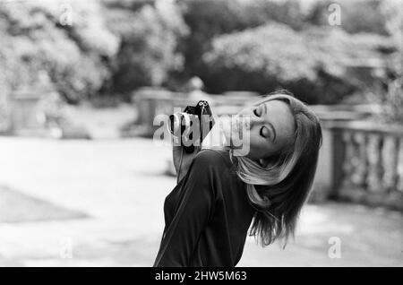 L'attrice Hayley Mills tiene una macchina fotografica. 13th maggio 1967. Foto Stock