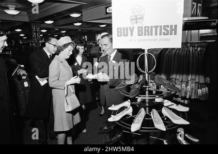 Il più grande gruppo di grandi magazzini del paese, Debenhams Ltd, che controlla 120 negozi in tutto il paese, ha avviato una campagna 'Back Britain' e 'Buy British' per aiutare nell'attuale crisi finanziaria. Mary Wilson, moglie del primo Ministro, ha aperto la campagna a Swan ed Edgar. Visitò il negozio dall'alto verso il basso, comprando un paio di scarpe in pelle bianca con un arco di seta con filo. È stata portata in giro dal presidente della Debenhams Ltd, John Bedford. 1st febbraio 1968. Foto Stock