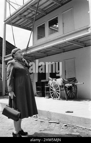 Una nuova strada per 'Coronation Street'. Granada TV hanno costruito un set per l'esterno per riprendere alcune scene. Nella foto è raffigurato il membro del cast Ena Sharples (Violet Carson). 18th maggio 1968. Foto Stock